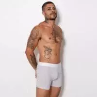 modelo de cueca cinza claro
